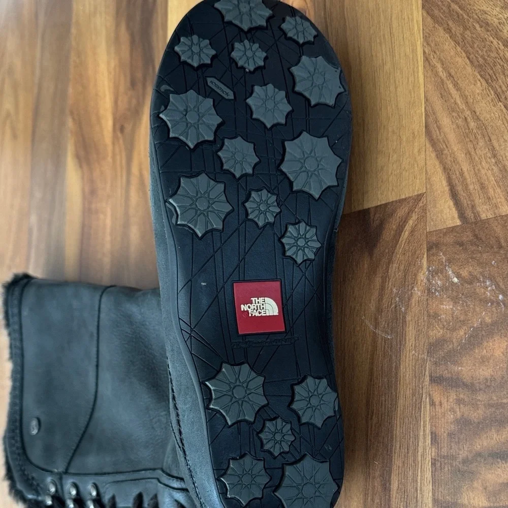 The North Face Janey ll snow Boots size US 9